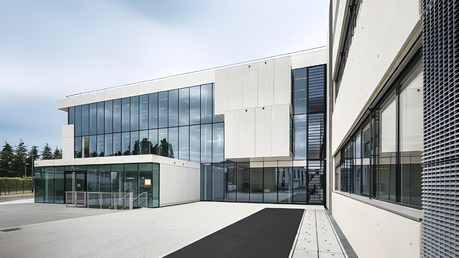 ISO-BEST, experts en menuiserie aluminium, façades mur-rideaux, automatisme et solutions sur mesure pour vos projets résidentiels et commerciaux. Contactez-nous pour un devis gratuit.